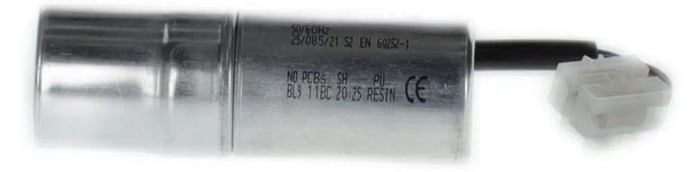 Silberner Bosch-Kondensator mit Anschlusskabel und Stecker. Auf dem Gehäuse sind technische Angaben und Zertifizierungszeichen sichtbar.